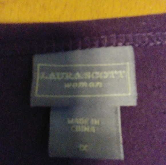 It's a Laura Scott extra large ladies blouse - Picture 6 of 7